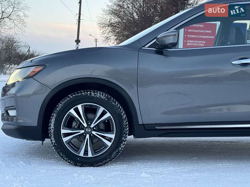 Внедорожник / Кроссовер Nissan Rogue 2016 в Хороле