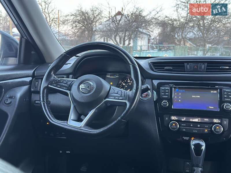 Внедорожник / Кроссовер Nissan Rogue 2016 в Хороле