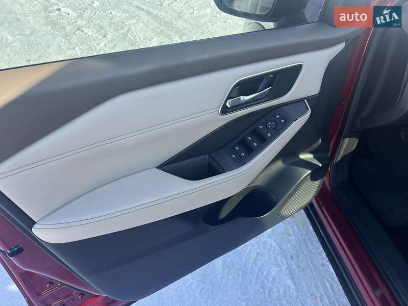 Внедорожник / Кроссовер Nissan Rogue 2021 в Ровно