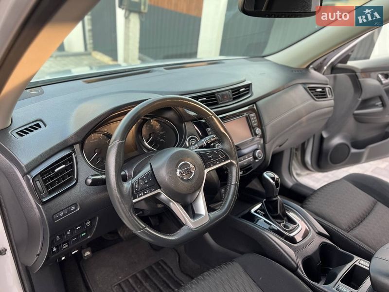 Внедорожник / Кроссовер Nissan Rogue 2017 в Хмельницком