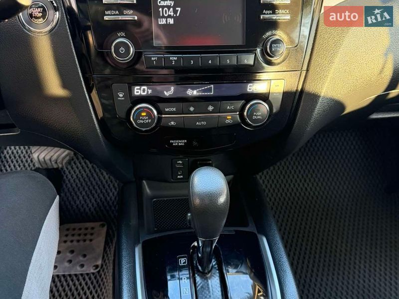 Позашляховик / Кросовер Nissan Rogue 2015 в Новояворівську