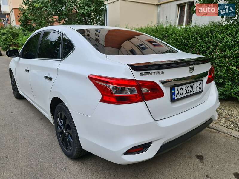 Седан Nissan Sentra 2017 в Ужгороде