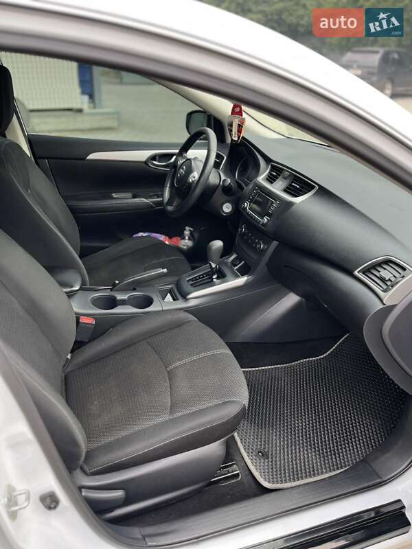 Седан Nissan Sentra 2017 в Ужгороде