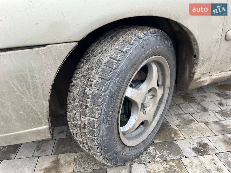 Седан Nissan Sentra 2000 в Черновцах