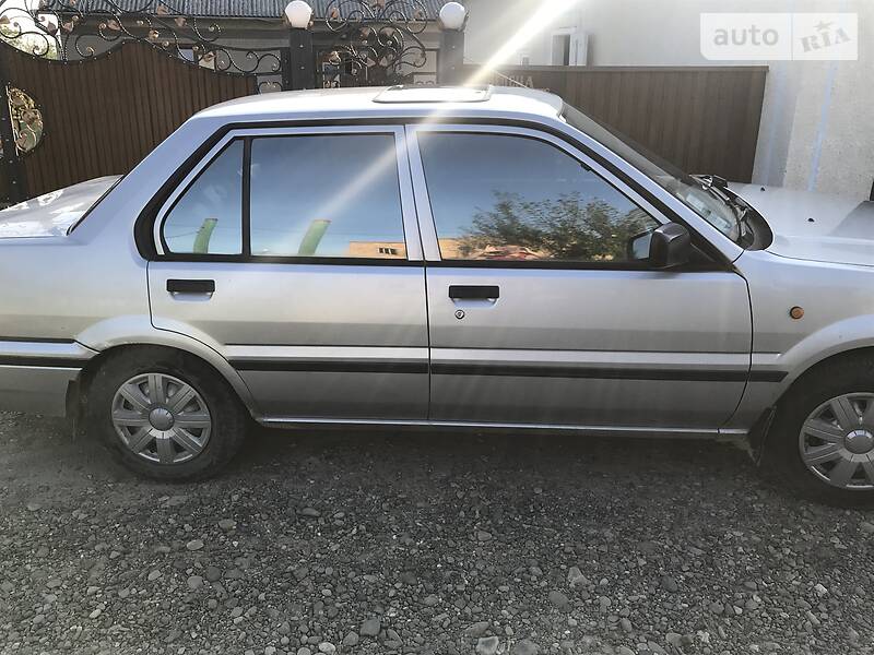 Седан Nissan Sunny 1990 в Черновцах