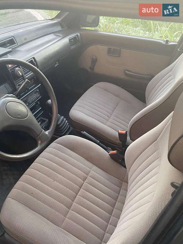 Седан Nissan Sunny 1989 в Шепетівці