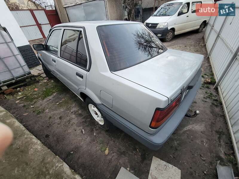 Седан Nissan Sunny 1988 в Краснокутську