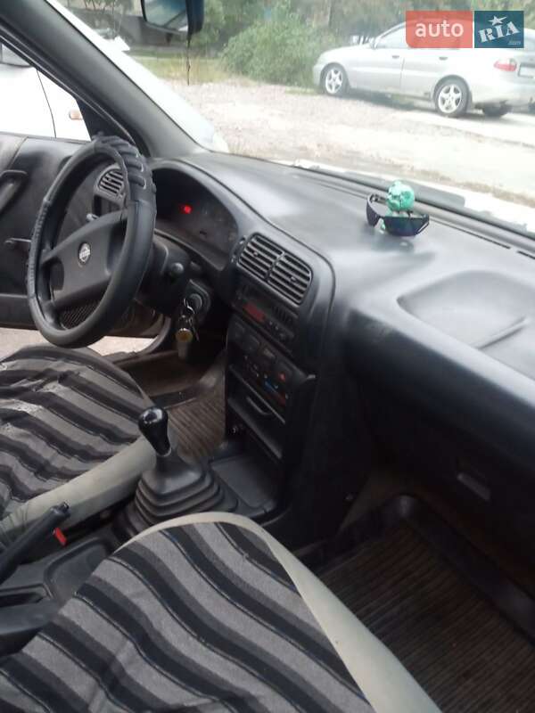 Седан Nissan Sunny 1992 в Києві