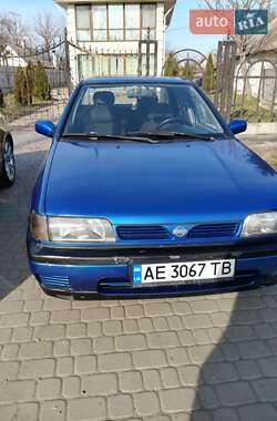 Седан Nissan Sunny 1995 в Дніпрі