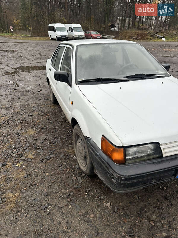 Седан Nissan Sunny 1989 в Луцке
