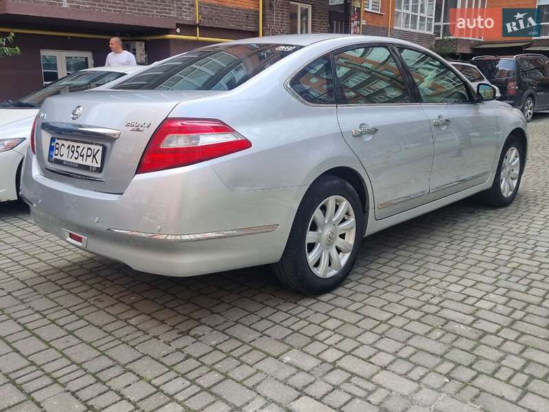 Седан Nissan Teana 2010 в Львове
