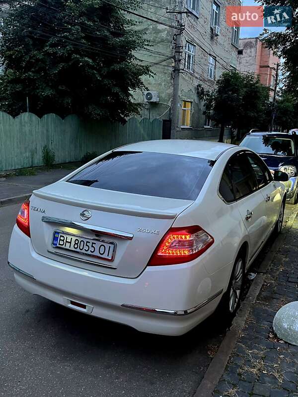Седан Nissan Teana 2013 в Чернівцях