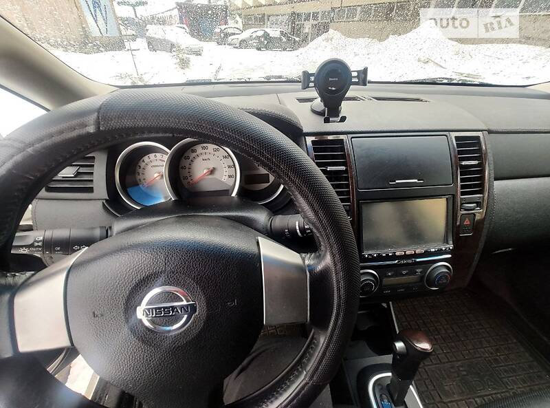 Хэтчбек Nissan TIIDA 2010 в Киеве