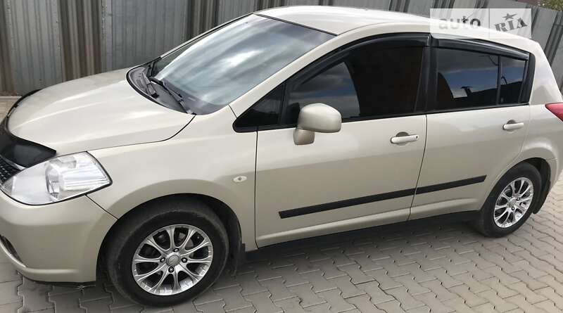 Хэтчбек Nissan TIIDA 2008 в 