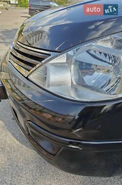 Хэтчбек Nissan TIIDA 2011 в 
