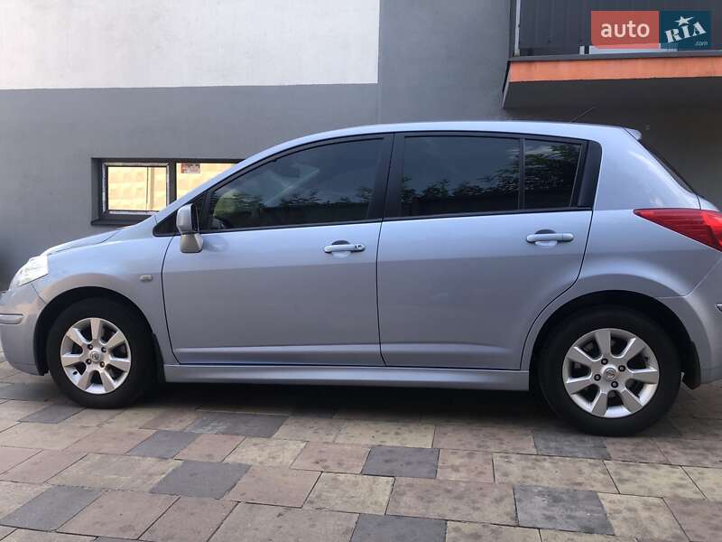 Хэтчбек Nissan TIIDA 2011 в Обухове