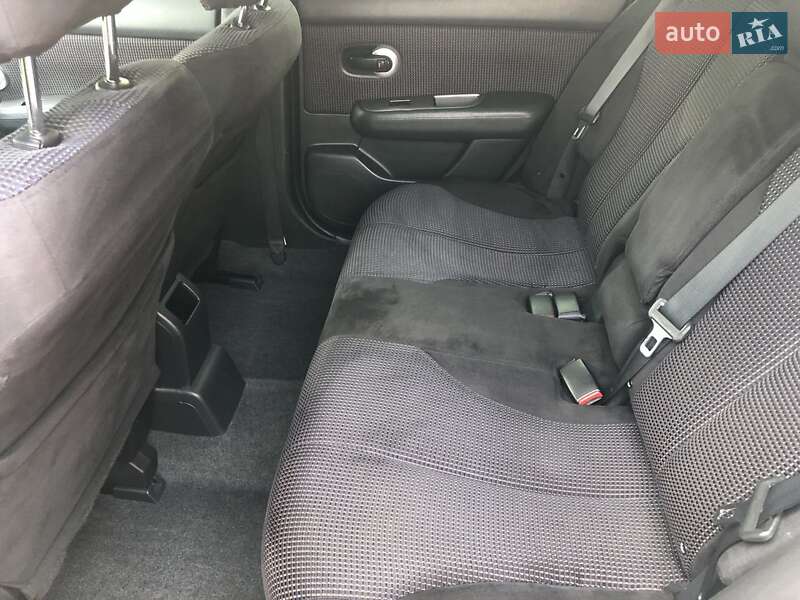 Хэтчбек Nissan TIIDA 2011 в Обухове