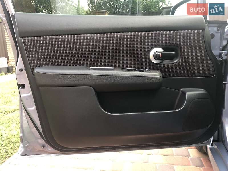 Хэтчбек Nissan TIIDA 2011 в Обухове