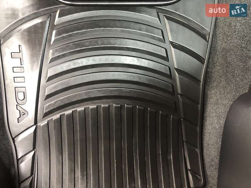 Хэтчбек Nissan TIIDA 2011 в Обухове