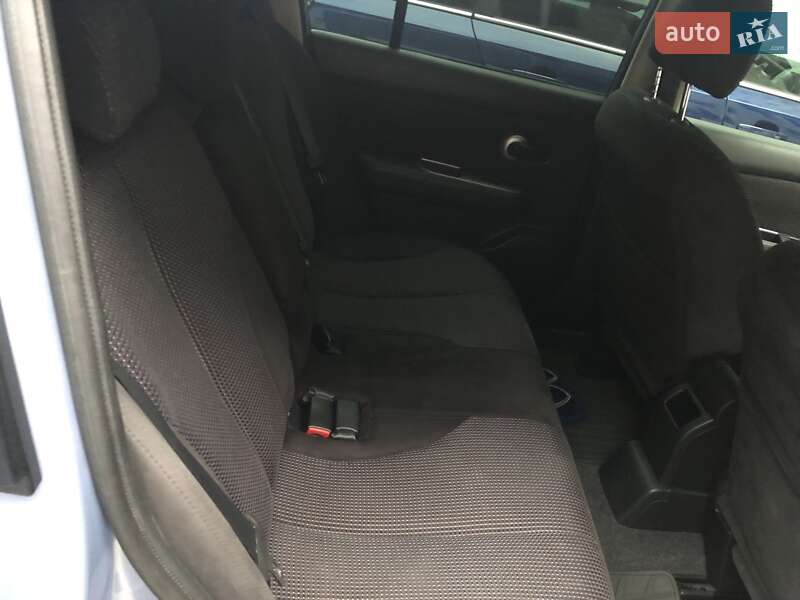 Хэтчбек Nissan TIIDA 2011 в Обухове