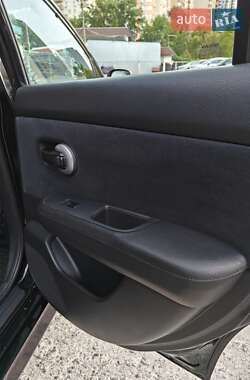 Хэтчбек Nissan TIIDA 2011 в 