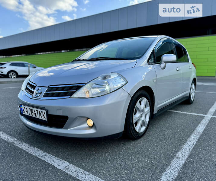 Хетчбек Nissan TIIDA 2012 в 