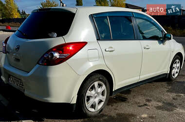 Хэтчбек Nissan TIIDA 2010 в Софиевской Борщаговке