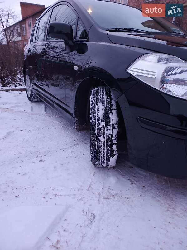 Хэтчбек Nissan TIIDA 2012 в Липовце