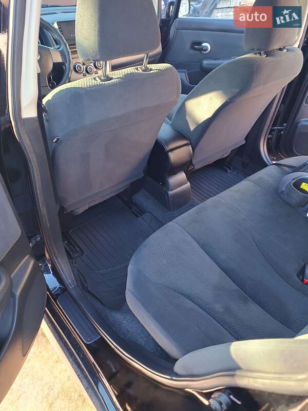 Хэтчбек Nissan TIIDA 2012 в Липовце