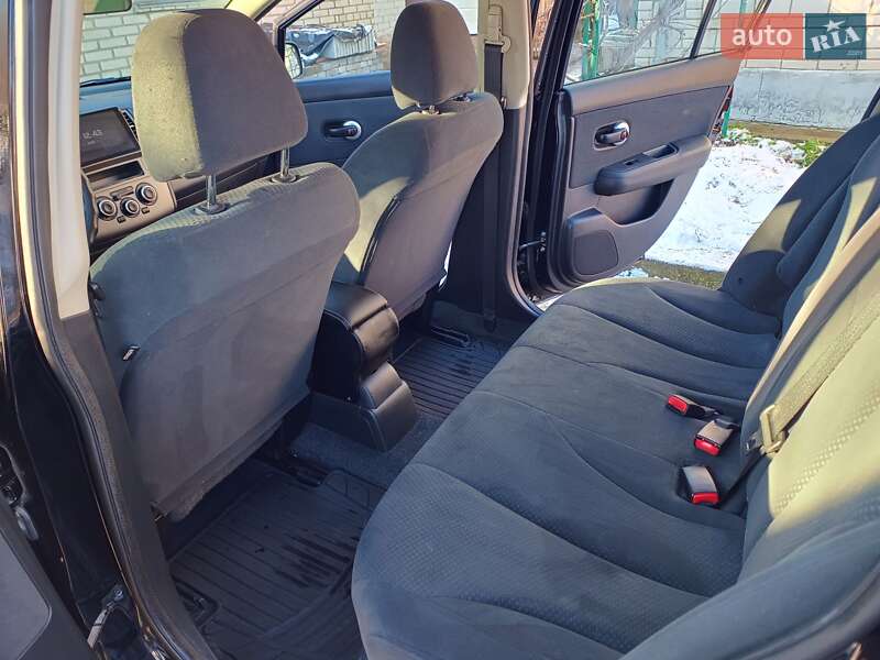 Хэтчбек Nissan TIIDA 2012 в Липовце