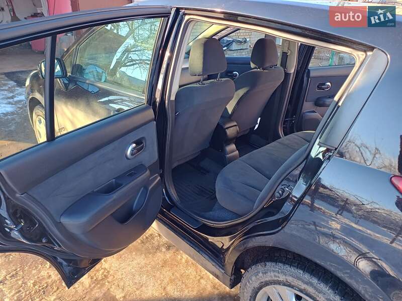 Хэтчбек Nissan TIIDA 2012 в Липовце