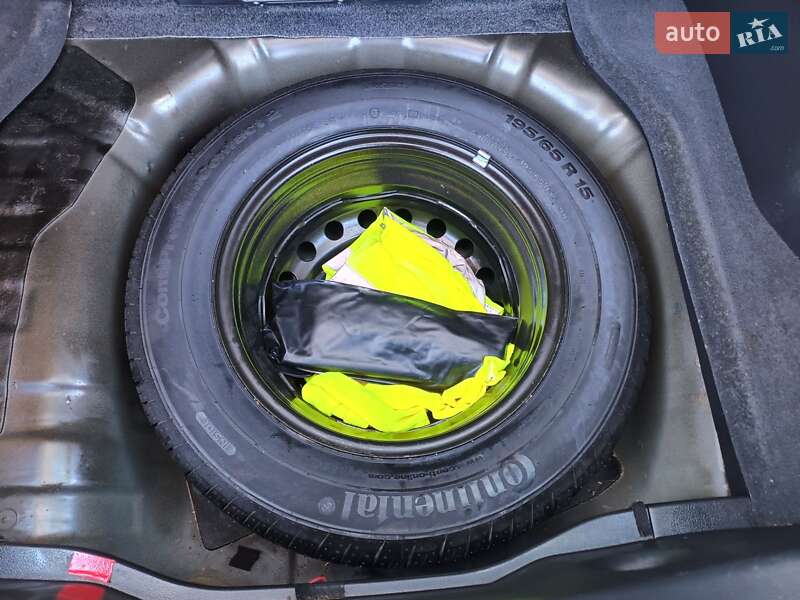 Хэтчбек Nissan TIIDA 2012 в Липовце