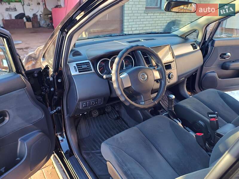 Хэтчбек Nissan TIIDA 2012 в Липовце