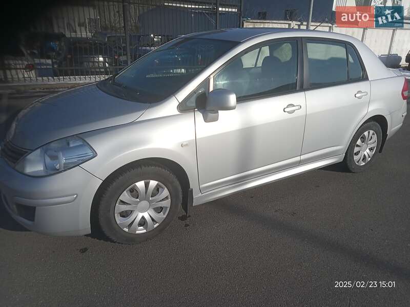 Седан Nissan TIIDA 2012 в Києві