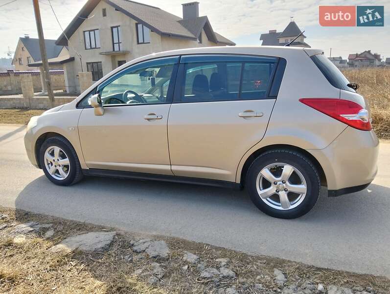 Хетчбек Nissan TIIDA 2012 в Івано-Франківську