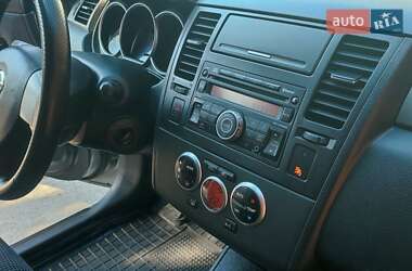 Хетчбек Nissan TIIDA 2011 в 