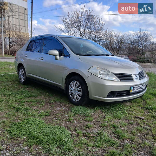 Nissan TIIDA 2007