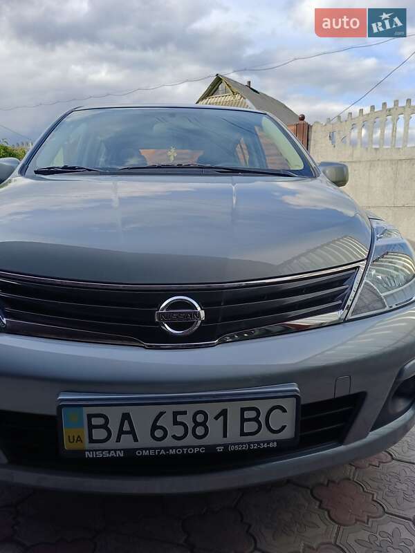 Хетчбек Nissan TIIDA 2013 в 