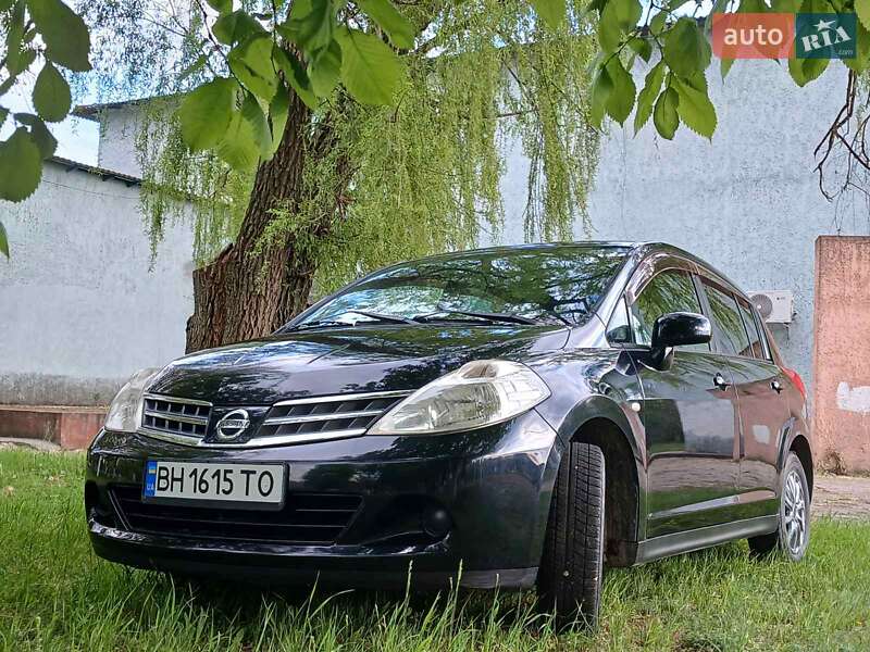 Хетчбек Nissan TIIDA 2010 в 