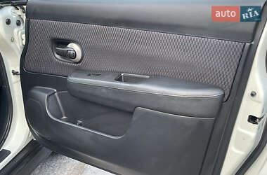 Хетчбек Nissan TIIDA 2011 в 
