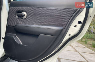 Хетчбек Nissan TIIDA 2011 в 