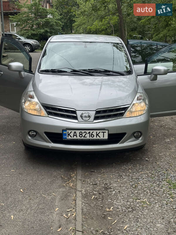 Nissan TIIDA 2011