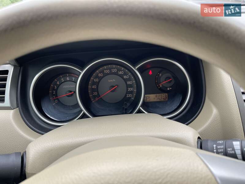 Седан Nissan TIIDA 2008 в Киеве