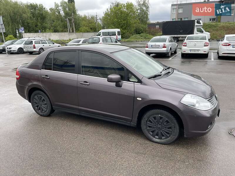 Седан Nissan TIIDA 2008 в Киеве