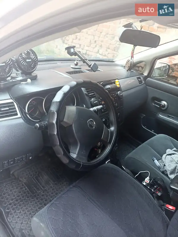Nissan TIIDA 2010