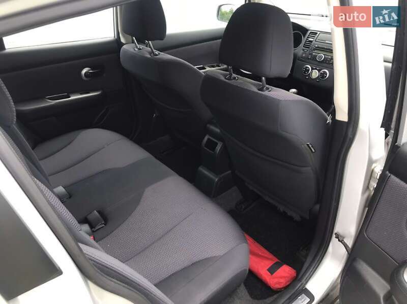 Хэтчбек Nissan TIIDA 2010 в Каменском