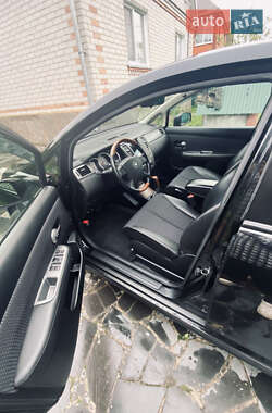 Хэтчбек Nissan TIIDA 2011 в 