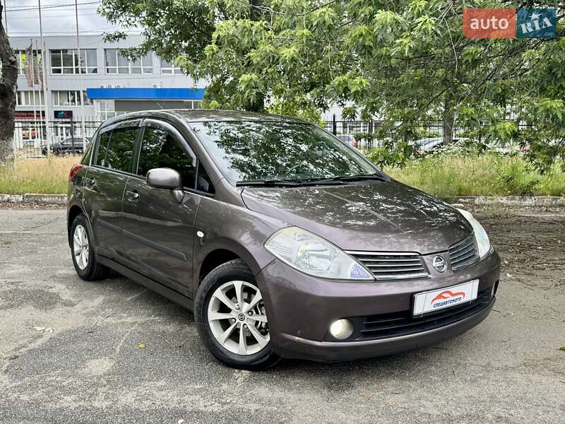 Хэтчбек Nissan TIIDA 2008 в 
