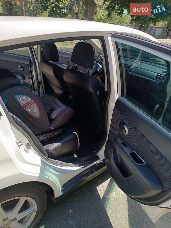 Хетчбек Nissan TIIDA 2010 в Києві