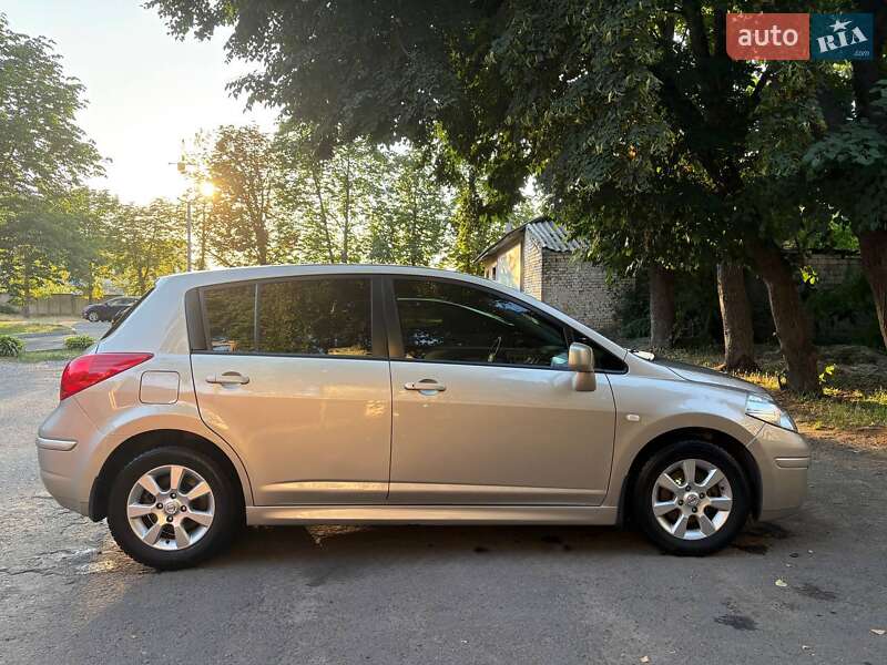 Nissan TIIDA 2010
